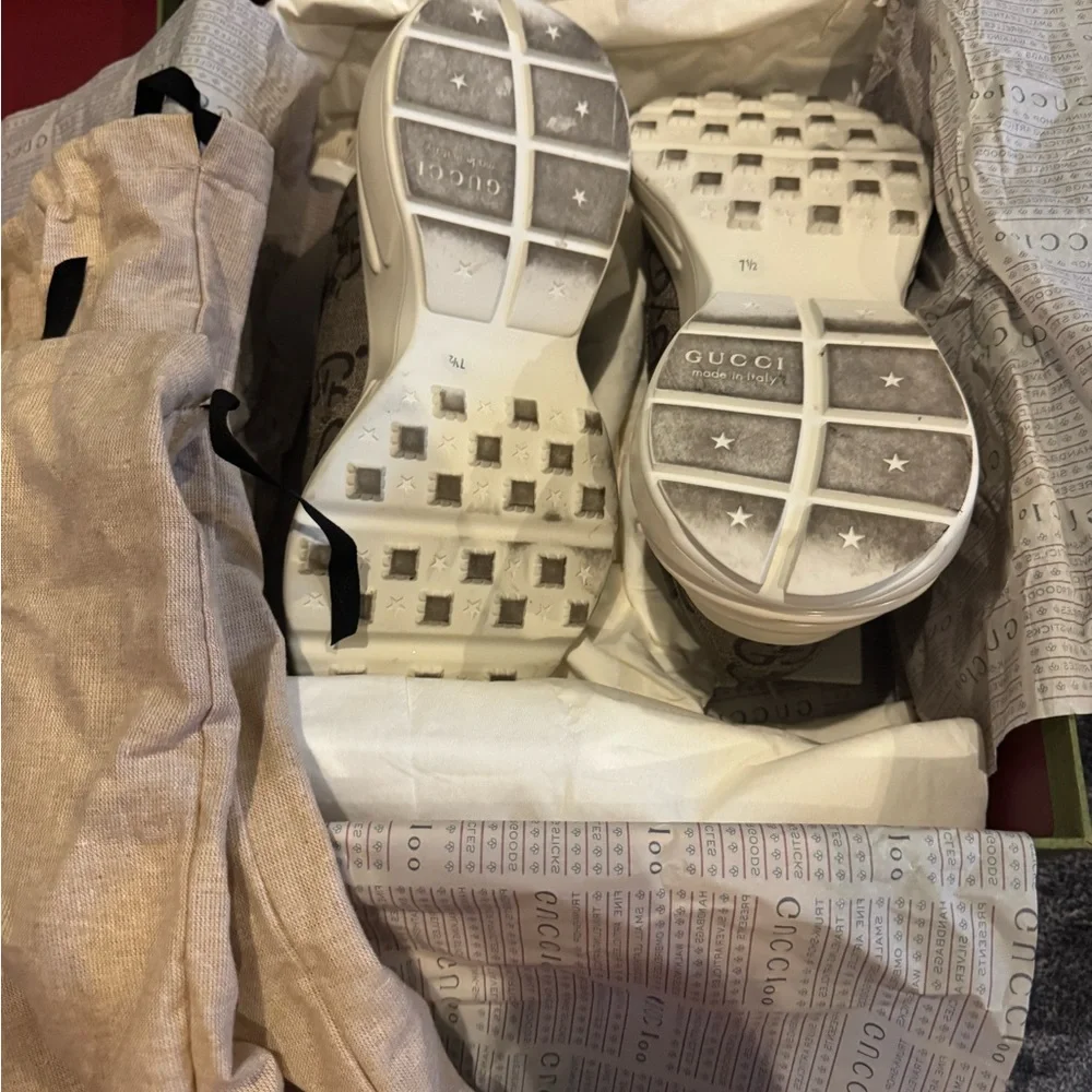 Gucci Men's Beige and Off-White Logo Sneakers - Picture 3 of 7